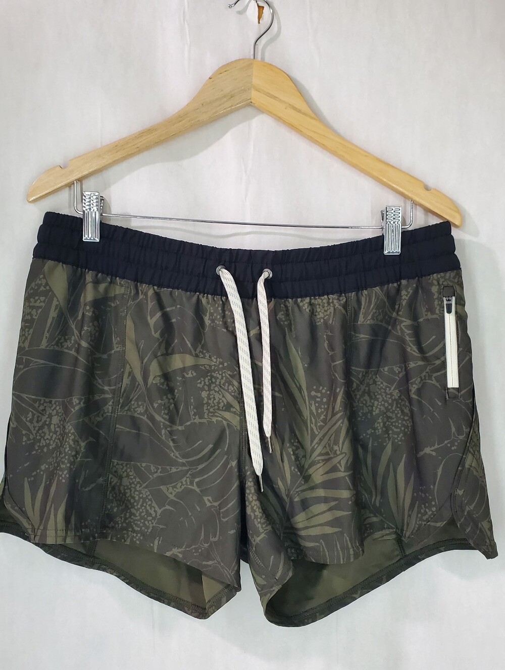 NWT VUORI Clementine Shorts 4” XLarge XL Green Black Palm Leaf